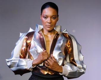 The Metal Clash Bomber — Giacca con punte in argento e rame