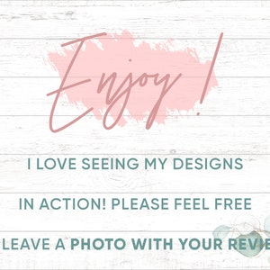 Pu&ograve; includere: Uno sfondo in legno bianco con una pennellata rosa che dice "Enjoy!" in corsivo. Il testo "I LOVE SEEING MY DESIGNS IN ACTION! PLEASE FEEL FREE TO LEAVE A PHOTO WITH YOUR REVIEW!" &egrave; scritto in turchese sullo sfondo in legno.