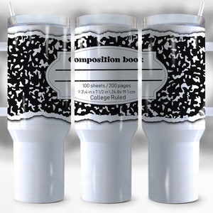 Peut inclure: Mug de voyage en acier inoxydable blanc avec un motif de cahier de composition noir et blanc. Le mug a une poignée et un couvercle avec un trou pour paille. Le motif comporte le texte "composition book", "100 sheets/200 pages", "9 3/4 in x 7 1/2 in", "24.8 x 19.1 cm", et "College Ruled".