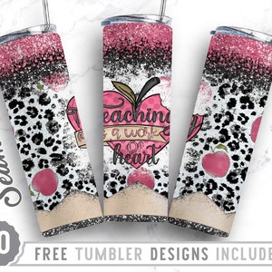 以下が含まれることがあります： レオパード柄とピンクのリンゴ、そして「教えることは心の仕事です」というテキストが書かれた、ピンクと黒のタンブラーデザインが3つあります。