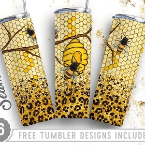 Könnte beinhalten: Drei goldene und schwarze Becherdesigns mit einem Wabenmuster, Bienen und einem Bienenstock. Die Designs sind nahtlos und können für die Sublimation verwendet werden.