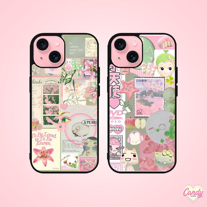 K&ouml;nnte beinhalten: Zwei Handyh&uuml;llen mit einem rosa-schwarzen Design. Die H&uuml;llen zeigen eine Collage von Bildern, darunter Blumen, Schmetterlinge und Text. Eine H&uuml;lle hat den Text "To Be Loved is To Be Known". Die andere H&uuml;lle hat japanischen Text und eine Briefmarke.