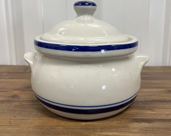 Olla de cerámica vintage con tapa: decoración de cocina rústica