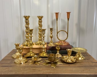 Candelabros de latón vintage surtidos: decoración combinable