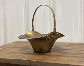 Cesta vintage de latón macizo: detalle de vid, organizador de entrada