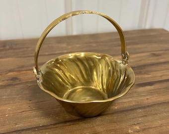 Cesta vintage de latón macizo: mueble para la entrada