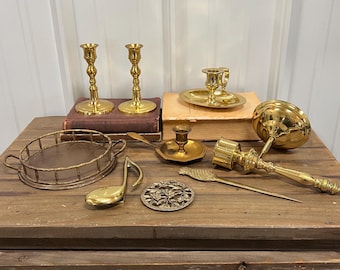 Candelabros, adornos y platos de latón vintage surtidos (se venden por separado)