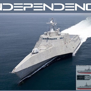 Puede incluir: Un buque de combate litoral gris USS Independence (LCS-2) navegando sobre agua azul. El barco tiene un diseño de casco trimarán único y está etiquetado con el texto "INDEPENDENCE". La imagen incluye esquemas y un plano de modelo de barco.