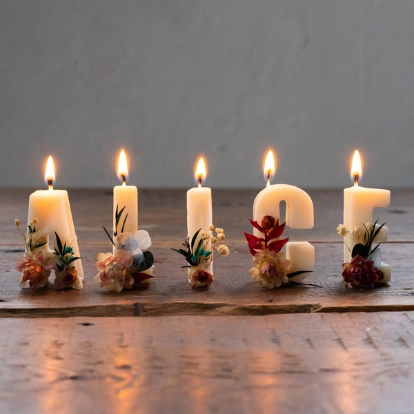 Fête du 1er anniversaire, bougies aux lettres uniques, bougies avec des fleurs, décorations de gâteaux. Bougie de gâteau d'anniversaire, décorations de gâteau.