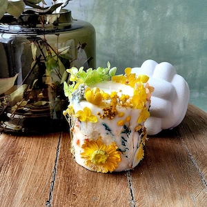 Dry flowers candle, aesthetic candles, cottagecore decor, hygge gift candle, desk decor aesthetic, bookshelf decor, beeswax botanical candle