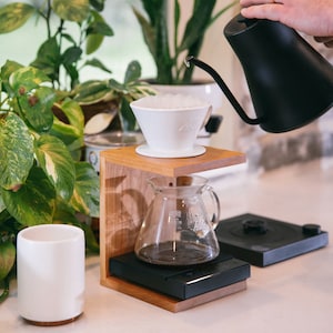 Fabriqué à la main en bois avec support à café pour une tasse Design minimaliste Tasse à café à verser, Station de café, Support à café pour verser