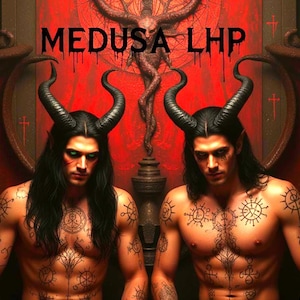 Peut inclure: Illustration numérique de deux figures torse nu avec des cornes noires, des tatouages et de longs cheveux noirs. Les figures ont les yeux verts et sont placées sur un fond rouge avec le texte "MEDUSA LHP" en haut.