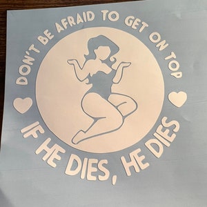 Könnte beinhalten: Ein weißer Vinyl-Aufkleber auf blauem Hintergrund. Der Aufkleber zeigt eine Frau im Badeanzug mit dem Text "Hab keine Angst, oben drauf zu steigen, wenn er stirbt, stirbt er."