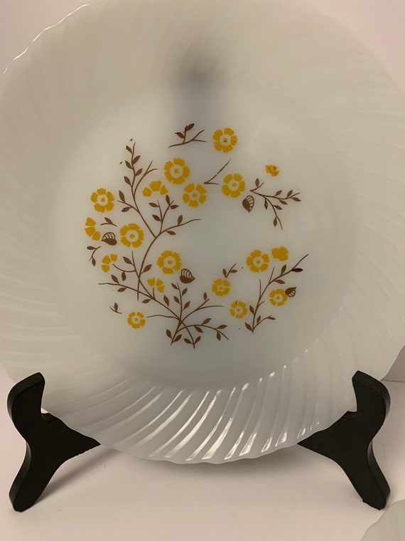 Platos termocrisa de vidrio opalino con diseno de margaritas marrones