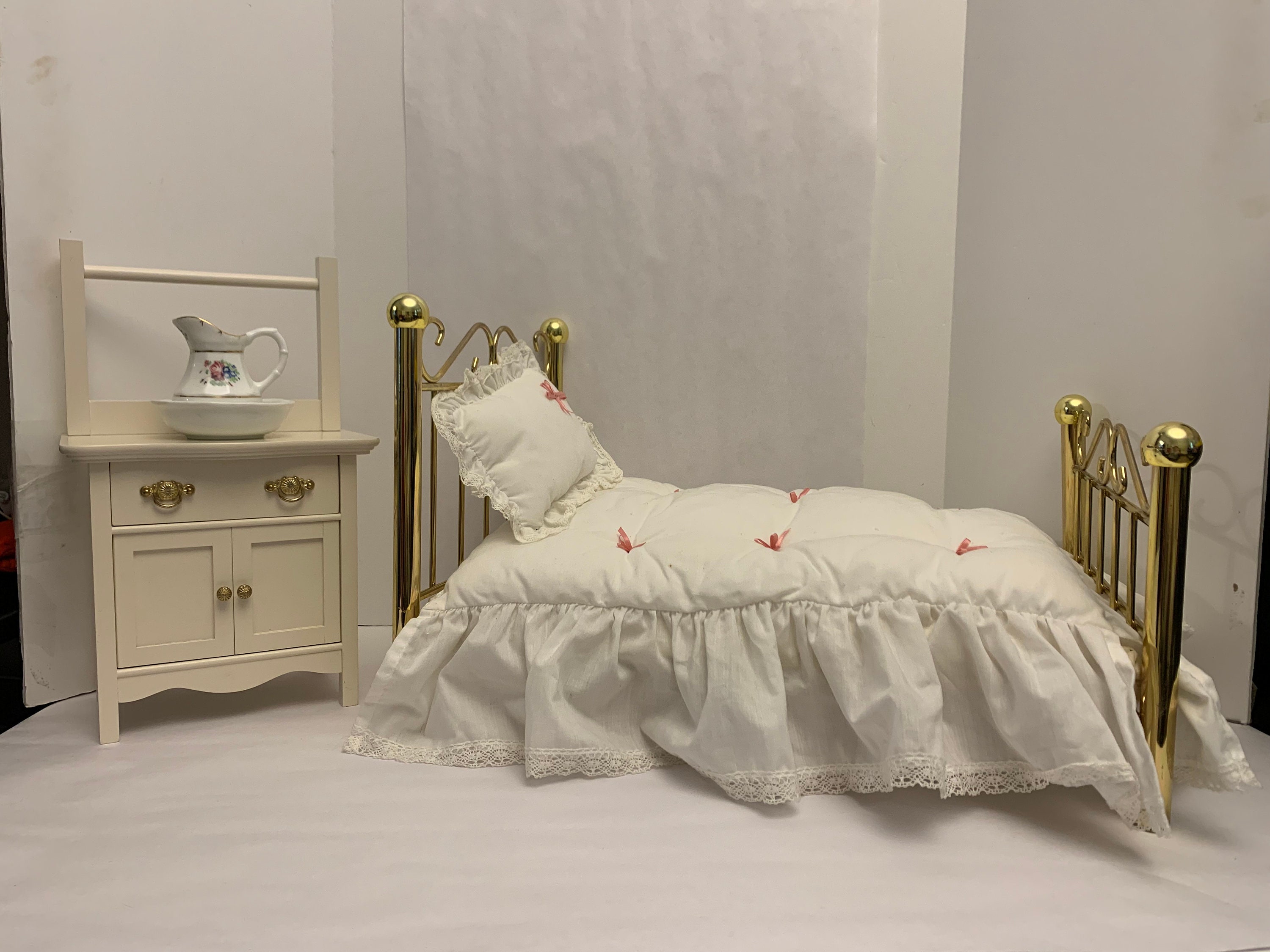 Retired PC American Girl Doll Samantha Brass Bed, Bedding & Commode  Nightstand 