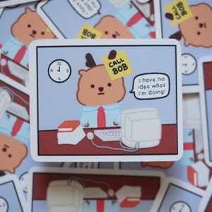 Puede incluir: Una ilustración de dibujos animados de un ciervo con una camisa azul y una corbata roja sentado en un escritorio con una computadora, una pila de papeles y un reloj. Una nota adhesiva en la cabeza del ciervo dice "Llama a Bob". Una burbuja de diálogo sobre el ciervo dice "¡No tengo ni idea de lo que estoy haciendo!"
