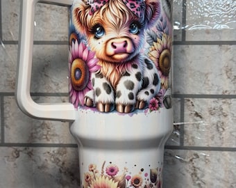 Gobelet Baby Highlander, 40 oz avec anse. Tasse fleurs et bébé vache