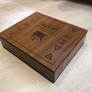 Caja de madera para guardar las cartas del juego Gwent
