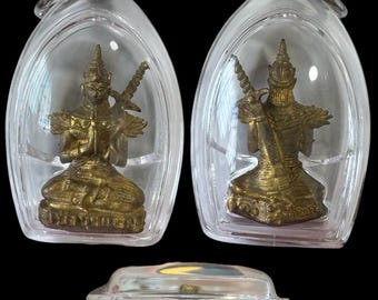 Amuleto tailandés Lanna Khun Paen Sakod Nang Carcasa impermeable Maestro: AJ Meng Ajarn Meng Bangkok Material dorado Metal BE 2551 CE 2008