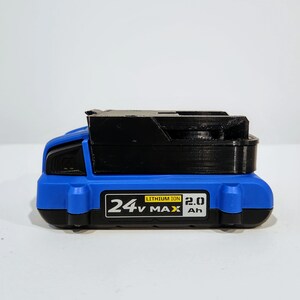 Op de afbeelding: Een blauwe en zwarte 24V MAX lithium-ion batterij met een capaciteit van 2,0 Ah.