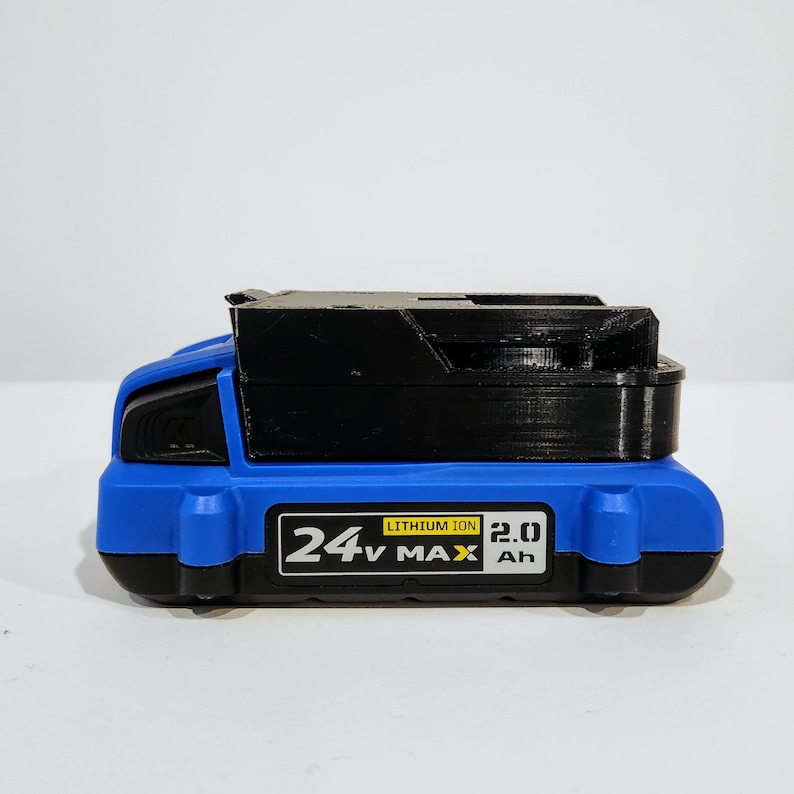 Op de afbeelding: Een blauwe en zwarte 24V MAX lithium-ion batterij met een capaciteit van 2,0 Ah.