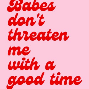 Può includere: Testo rosso su sfondo rosa che dice "Babes non mi minacciare con un bel momento".