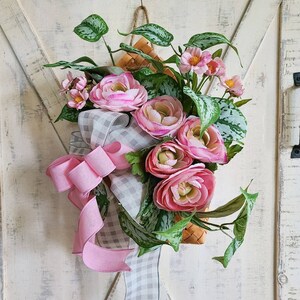 Door Basket with Flowers, Front Door Summer Basket Wreath with Pink Roses and Variegated Pothos Plant, Housewarming Gift, Mom&#39;s Birthday