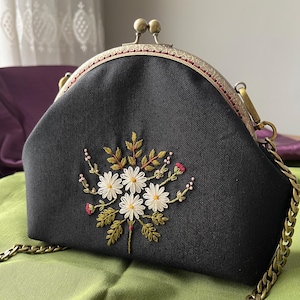 Black Daisy Embroidered Shoulder Bag, Handmade Crossbody with Chain Strap, Personalized Valentine&#39;s Gift, Cute Handbag for Her, Mother Gift