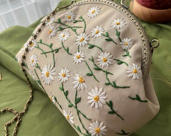 Crossbodytas met geborduurde madeliefjes: vintage bruidstas met bloemen