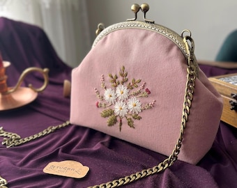 Daisy Flower Embroidered Crossbody Bag: Vintage Linen Clutch
