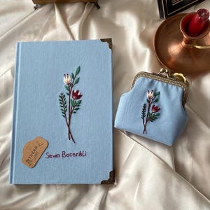 Handbesticktes Notizbuch und Florales Desing Geldbörse, Valentinstagsgeschenk, einzigartiges spezielles Journal, personalisiertes Erinnerungsnotizbuch, Vintage-Geldbörse