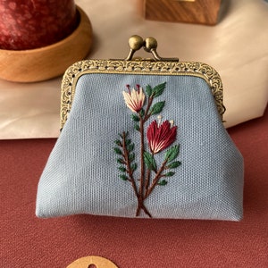 Porte-monnaie brodé à la main avec cadenas Kiss, portefeuille bleu vintage, petit sac à main brodé floral vintage, sac fait main personnalisé, sac à main à clip