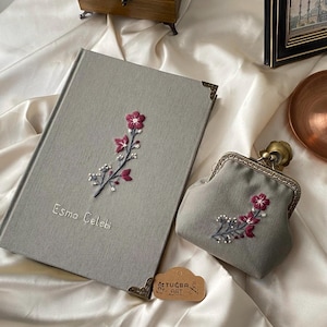 Handbesticktes Notizbuch mit Blumenmuster, Einzigartiges besonderes Geschenk, personalisiertes Erinnerungs-Notizbuch, graue Vintage-Geldbörse, Geschenk zum Valentinstag