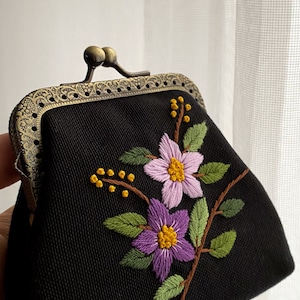 Handgestickte Lilie Blumen Geldbörse, Vintage Geldbörse, Kiss Lock Geldbörse, Blaue kleine Kette Beutel, Kartenhalter, Frauen Einzigartige Tasche, Mons Geschenk