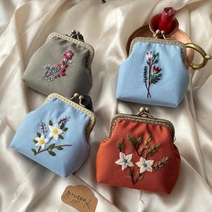 Handgestickte Lilie Blumen Geldbörse, Vintage Geldbörse, Kiss Lock Geldbörse, Blaue kleine Kette Beutel, Kartenhalter, Frauen Einzigartige Tasche, Mons Geschenk