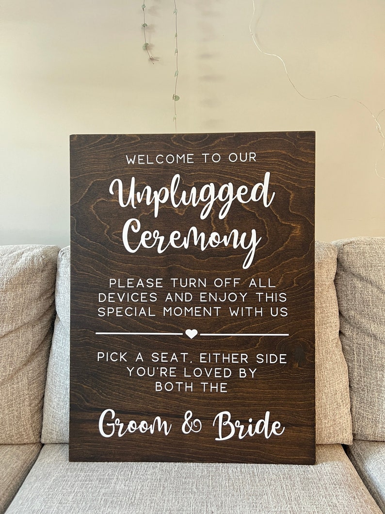 Cérémonie Unplugged et choisissez une place Décoration de mariage en bois rustique Bois foncé personnalisé Choisissez un siège image 1