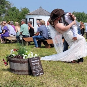 Cérémonie Unplugged et choisissez une place Décoration de mariage en bois rustique Bois foncé personnalisé Choisissez un siège image 8