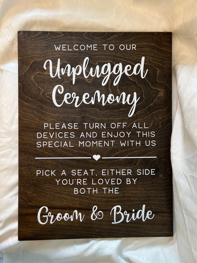 Cérémonie Unplugged et choisissez une place Décoration de mariage en bois rustique Bois foncé personnalisé Choisissez un siège image 5