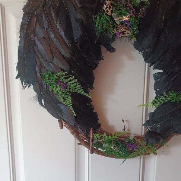 Corona de alas de cuervo, musgo, cuarzo, flores secas moradas, hecha a mano.
