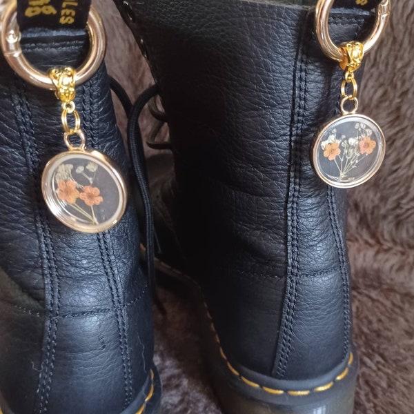 Pressed Flower Doc Marten Charm, set of 2. gold grunge shoe jewelry, daisy combat boot accessories, cottagecore floral fairycore goblin