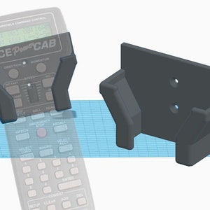 Könnte beinhalten: Eine 3D-gedruckte Wandhalterung, die für einen NCE PowerCab-Controller ausgelegt ist. Die Halterung ist schwarz und hat zwei Löcher für Montageschrauben. Die Halterung ist auf einem blauen Gitterhintergrund montiert dargestellt.
