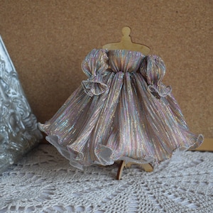 Miniatur Kleid Puppenhaus-Maßstab 1:12. Puppenkleid Miniatur. Lurex Puppenkleid, Miniaturkleidung für Puppe oder Puppenstubendeko 1/12