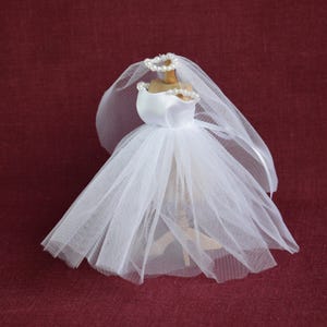Miniatur-Hochzeitskleid. Puppen Kleid Puppenhaus 1:12 . Weiße Figur oder Puppe 1/12 für Hochzeiten. Miniatur Braut Puppenkleidung