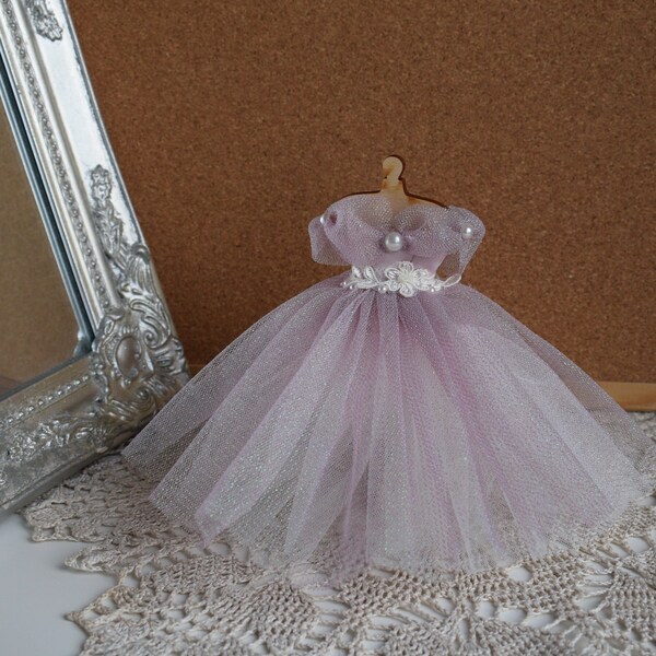 Puppenhaus Miniaturen Kleid Kleid 1:12. Puderrosa Glitzer Kleid auf Mannequin 15 cm