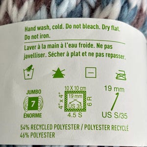 K&ouml;nnte beinhalten: Garn-Etikett mit Anweisungen zum Handwaschen, Trocknen flach und nicht bleichen. Das Etikett enth&auml;lt auch das Garngewicht, die Nadelgr&ouml;&szlig;e und die Faserzusammensetzung: 54 % recyceltes Polyester und 46 % Polyester.