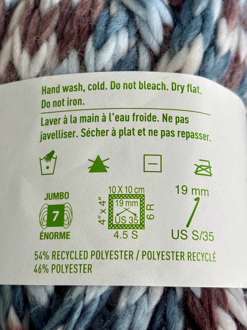 K&ouml;nnte beinhalten: Garn-Etikett mit Anweisungen zum Handwaschen, Trocknen flach und nicht bleichen. Das Etikett enth&auml;lt auch das Garngewicht, die Nadelgr&ouml;&szlig;e und die Faserzusammensetzung: 54 % recyceltes Polyester und 46 % Polyester.