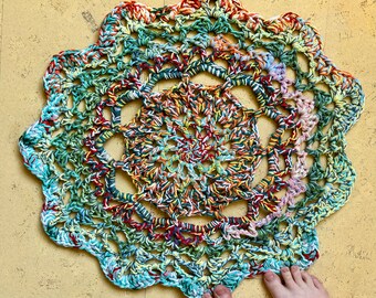 Gehäkelter Teppich aus Baumwollgarn mit buntem Mandala-Akzent (61 cm Durchmesser)