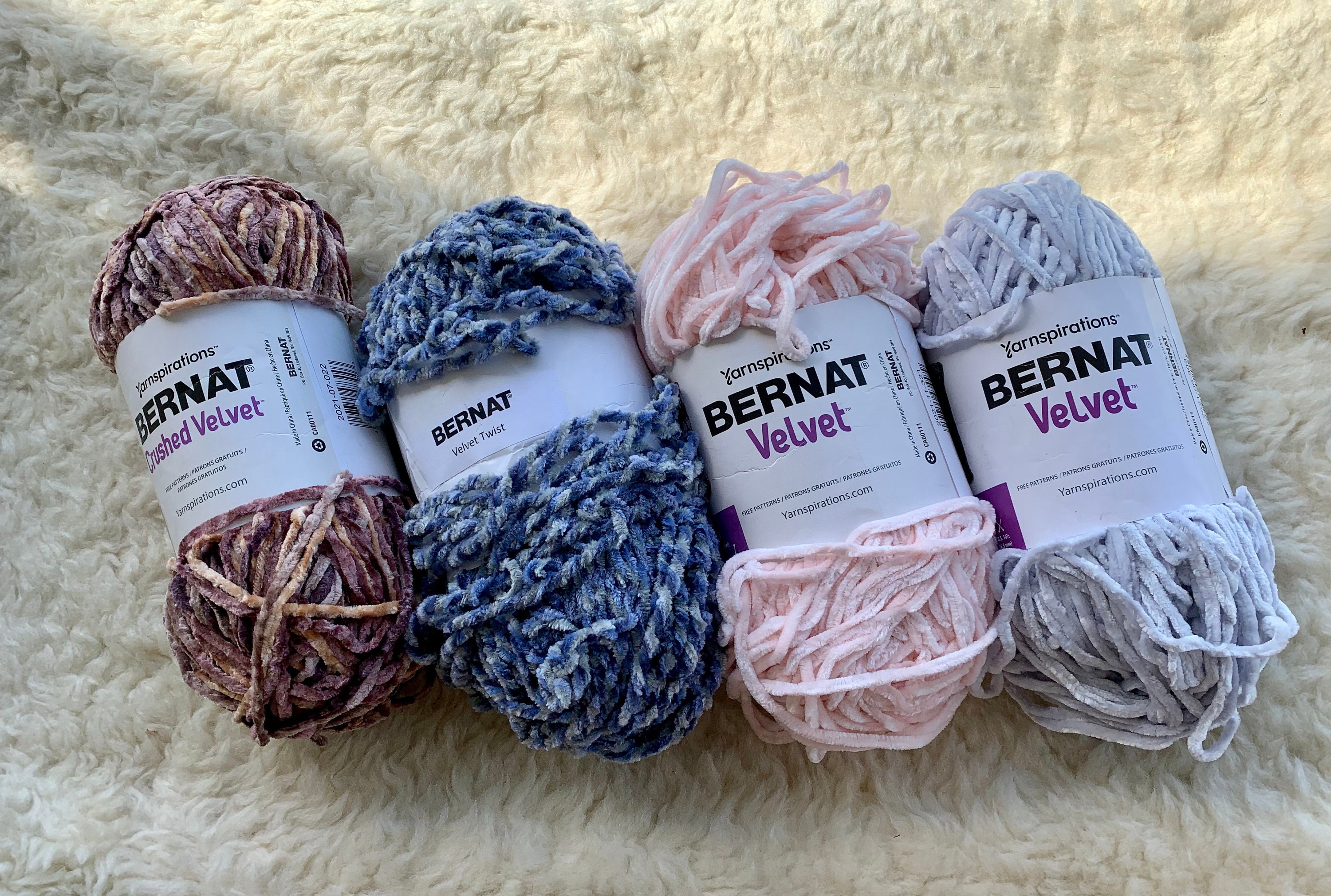 Bernat Plush Knitting Yarn in Sky Blue | Size: 250gr/8.8oz | Pattern: Knit | by Yarnspirations