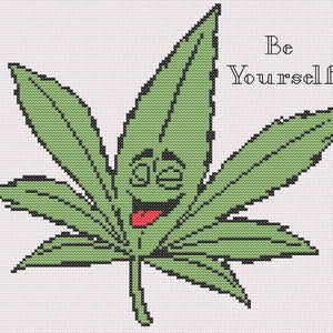 Op de afbeelding: Een groen marihuanablad met een glimlachend gezicht en de tekst "Be Yourself" erboven.