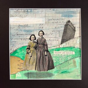 Op de afbeelding: Een collage met twee meisjes in vintage jurken, een hoog gebouw en een kaart met de tekst "Solidity and Distance". De achtergrond is een mix van groen, blauw en bruin papier met handgeschreven tekst.